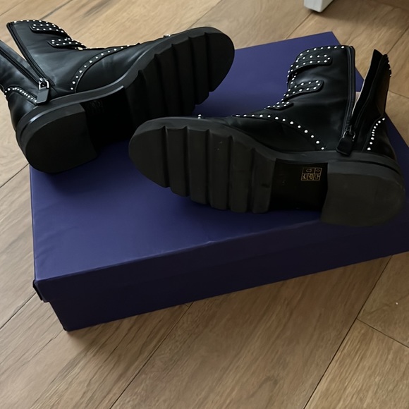 Stuart Weizmann Jesse Lift black leather boots. US women size 7; width Medium. - Picture 3 of 5